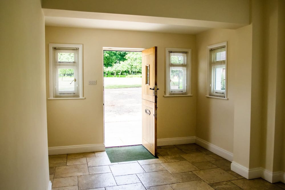 Benhams Country Cottage - From 250 Per Night