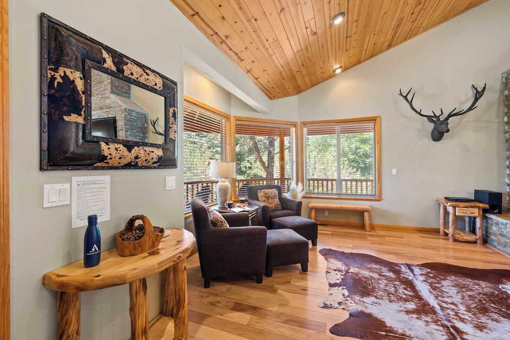 Sleeps 27 2 Homes Near the Lake, Hot Tub + Views Castle Glen Estates