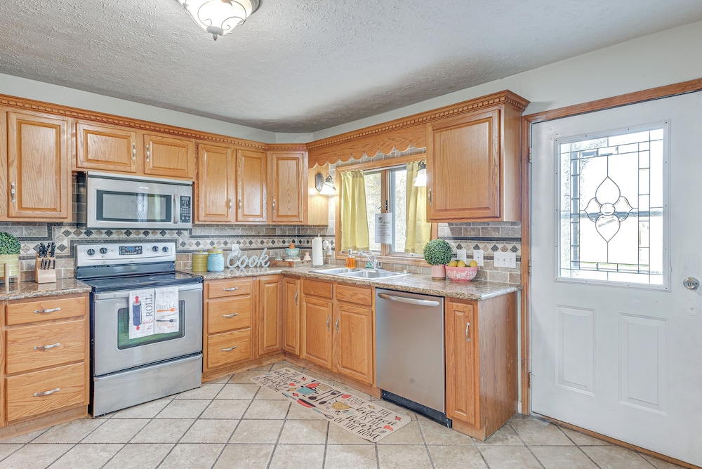 Game Room, Deck & Fire Pit: Covington Township Gem