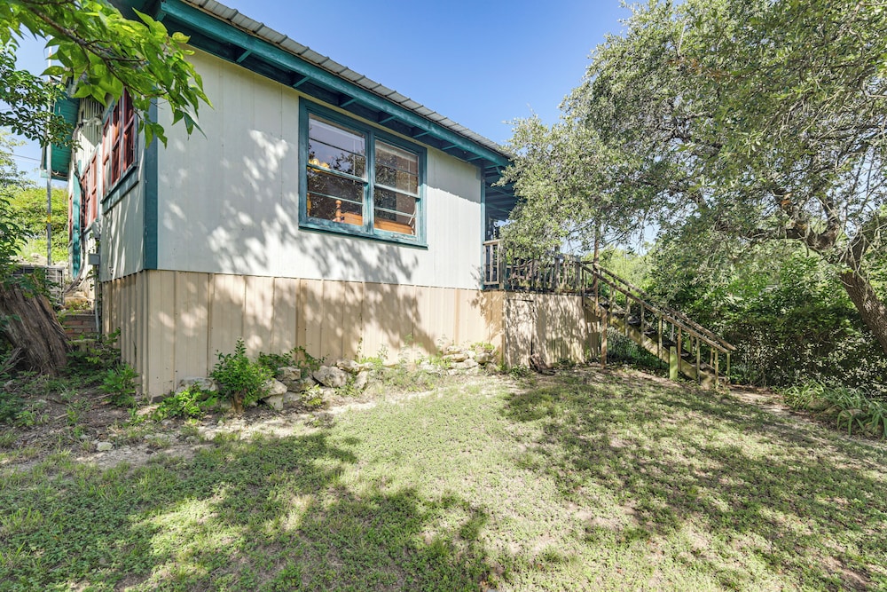 2 Mi to Fishing on Lake Whitney: Cottage w/ Deck