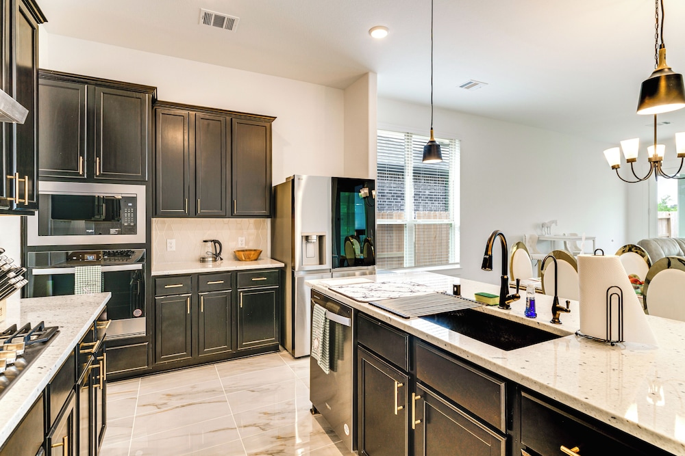 Patio & Pool Access: Family Home in Tomball