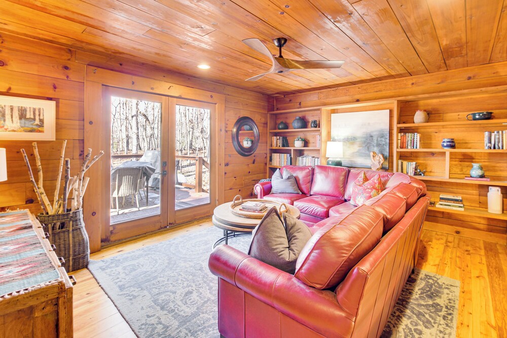 3 Mi to Dtwn Ellijay: Tree-lined Cabin w/ Deck!