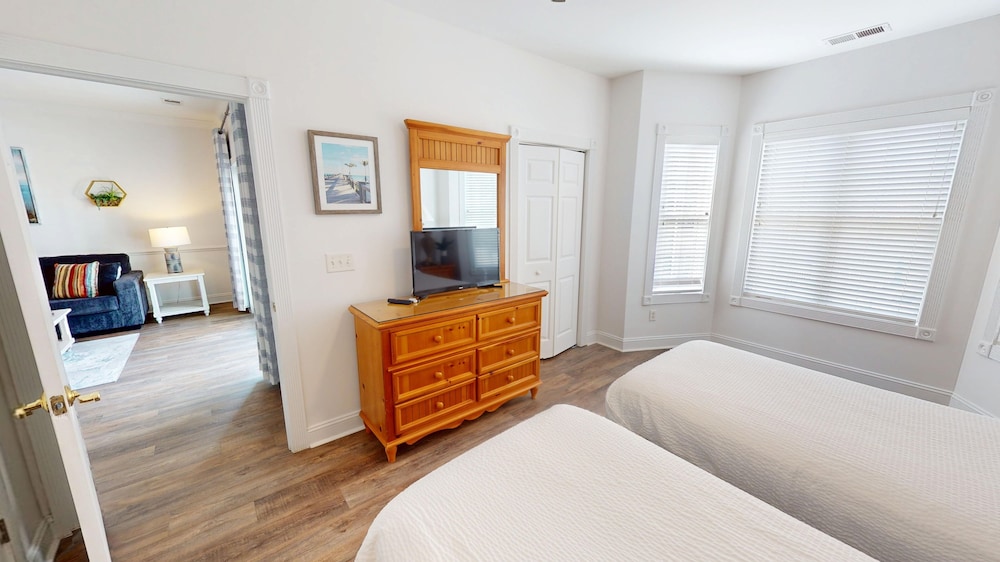 Magnolia Pointe Luster Leaf 4833-202 2 Bedroom Condo