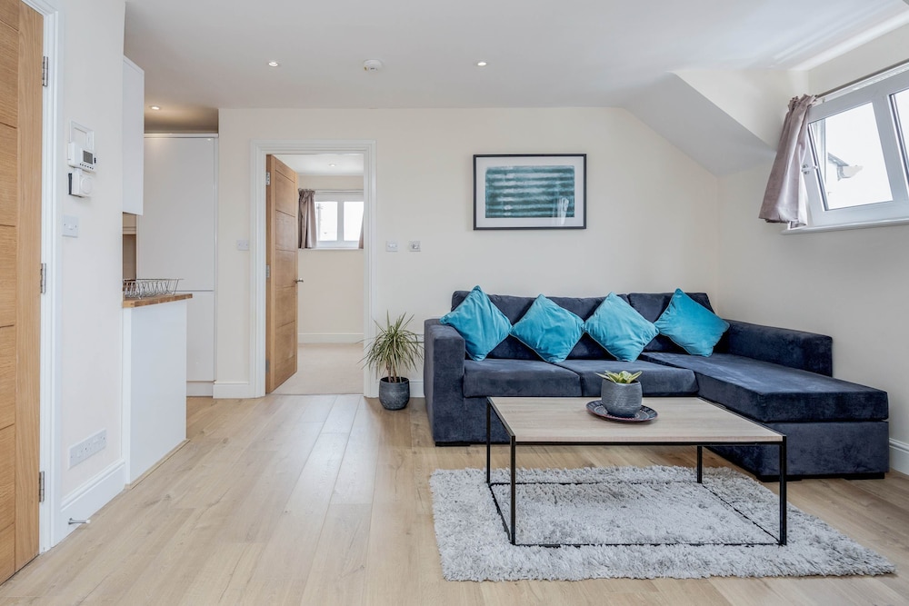 Luxury 1 Bedroom Apartment with Parking