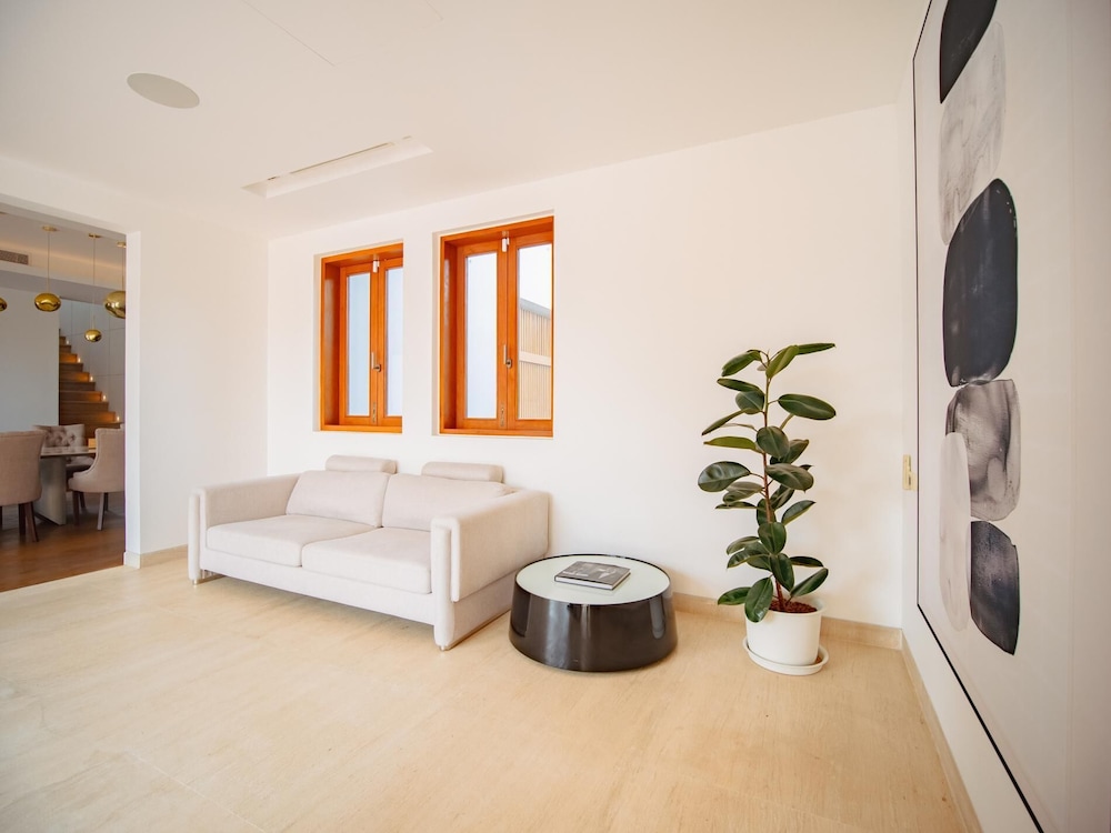 Luxurious 5bedroom White Estate Villa Private Lake
