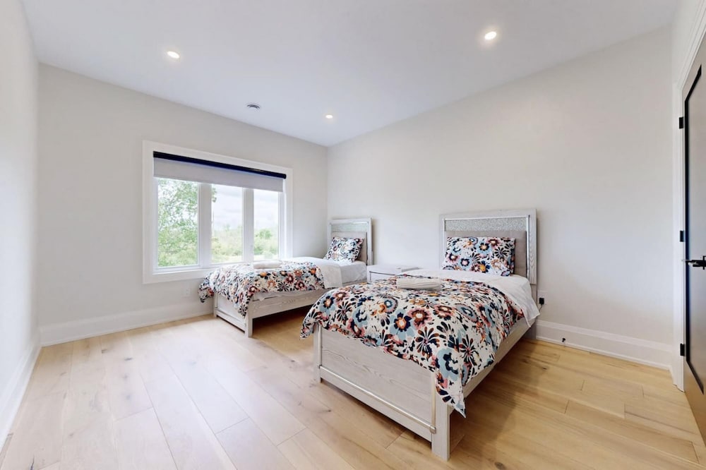 Lucky Mansion Luxury Villa in Fort Erie