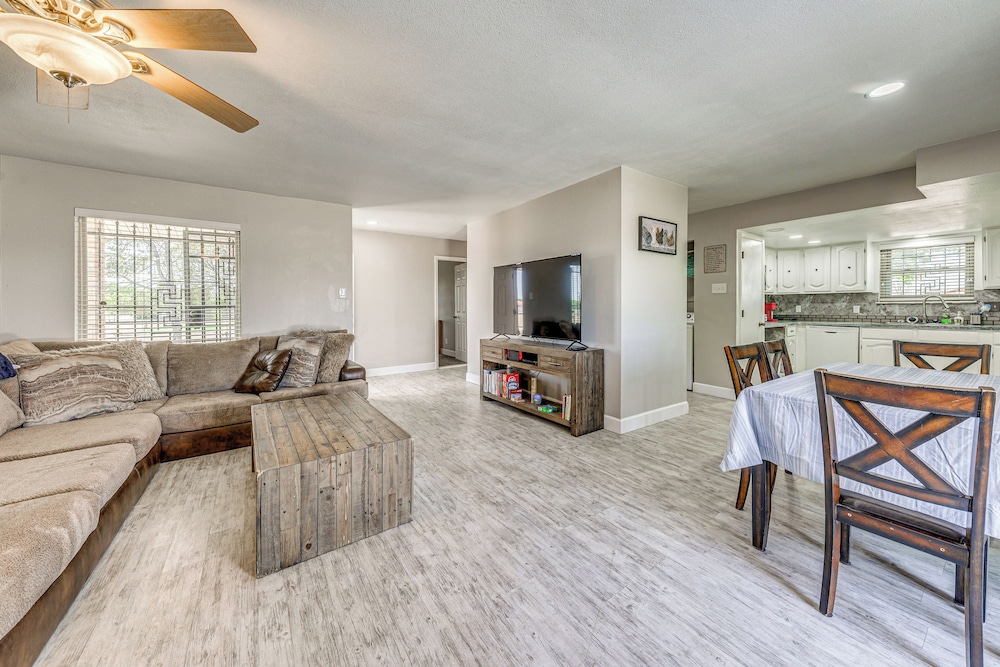 4 Mi to Museums: Roswell Getaway w/ Game Room!