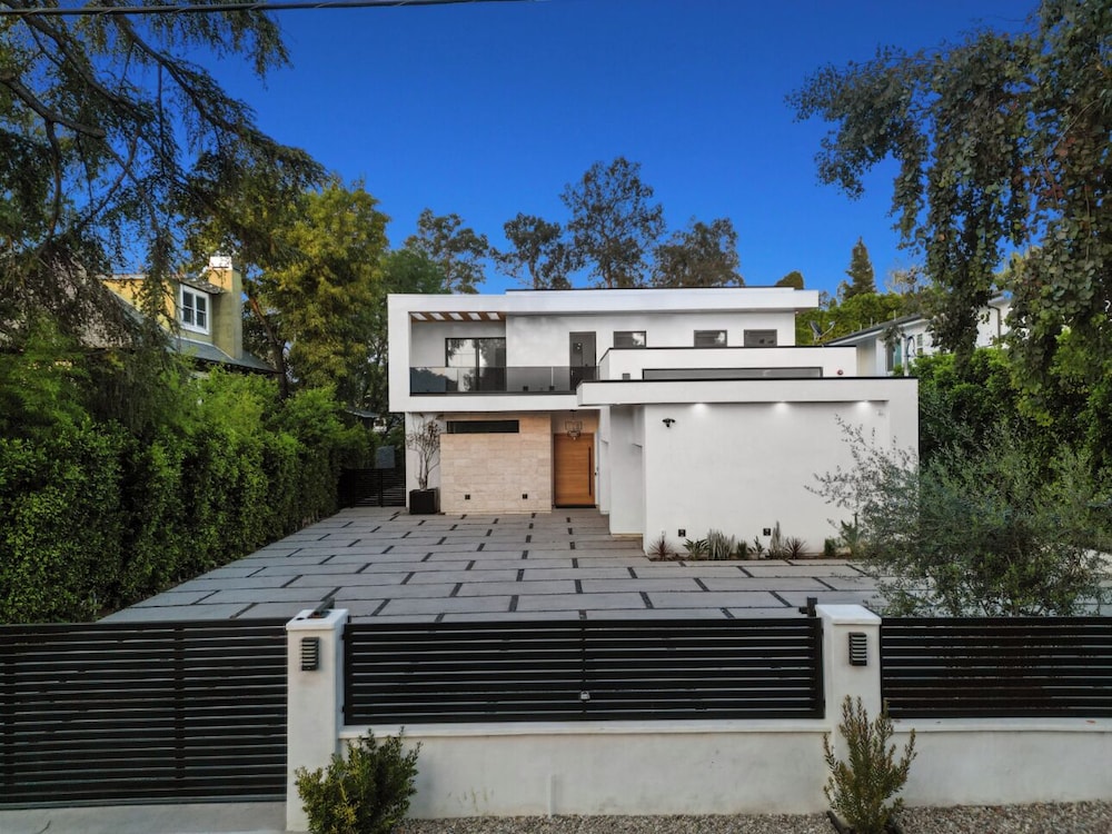 Melvin - Modern Contemporary Estate w/ Backyard + Pool & Spa