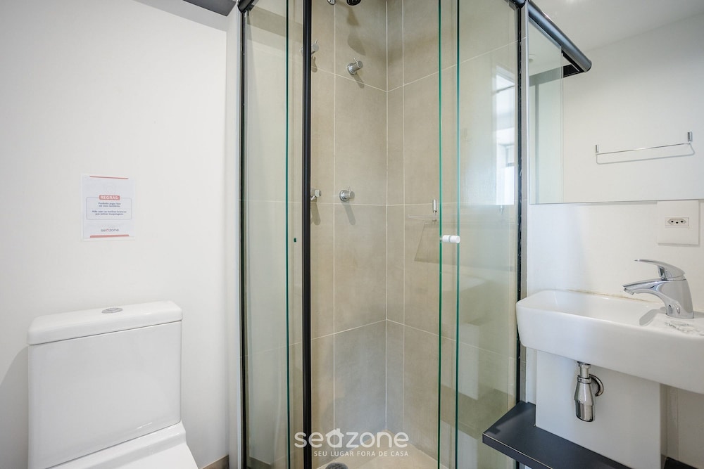 Studio w/ pool near subway FRE2112