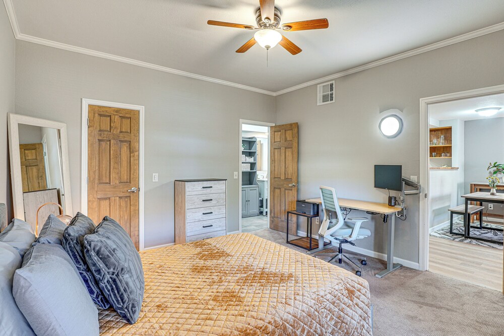 2 Mi to Tucson Mall: Condo w/ Pool & Hot Tub!