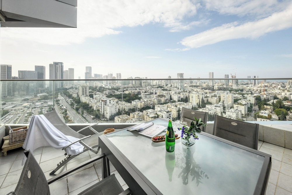 High end 2 BR w panoramic City view view 3