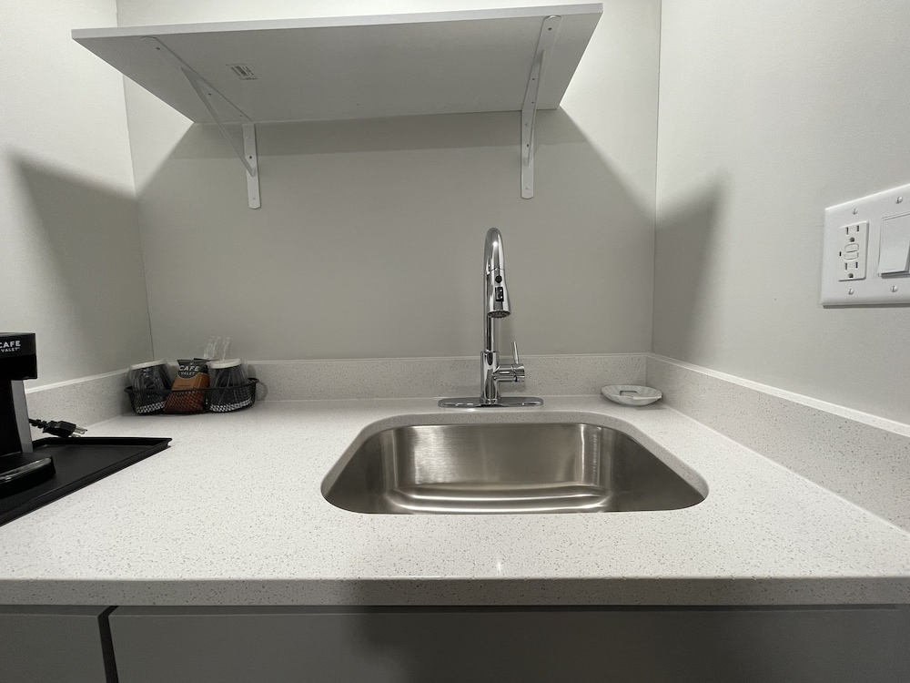 Bloomington Vacations - The Chateau Hotel and Conference Center - Property Image 40