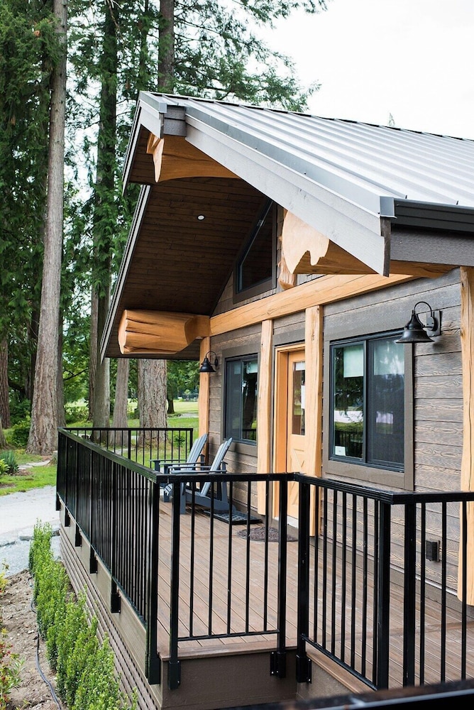 Rowena's Inn On The River
