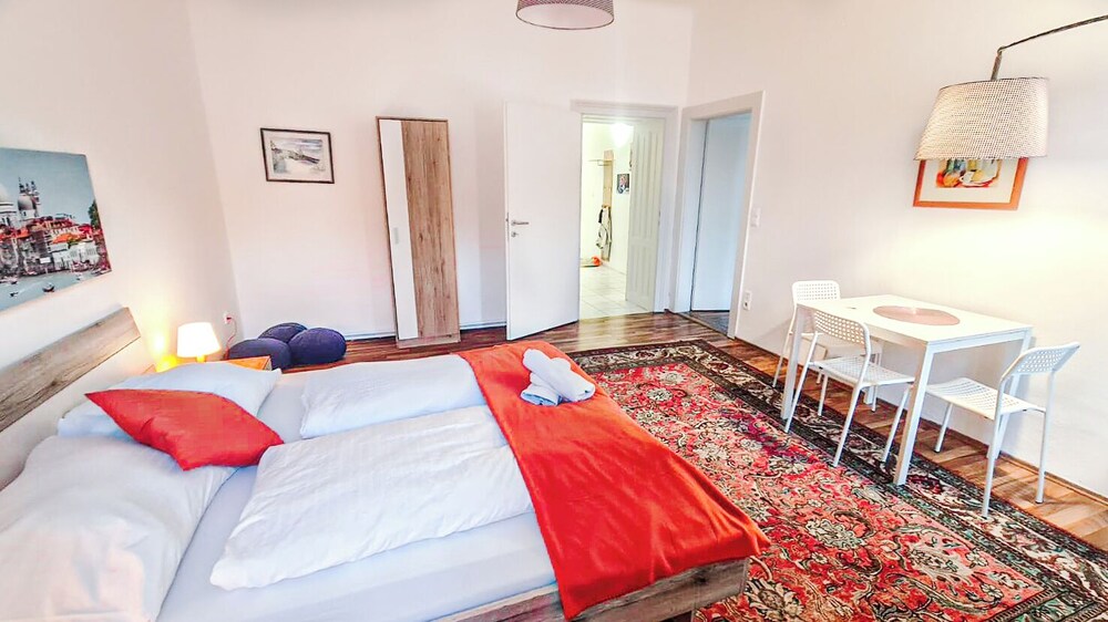 Budget 2BR Apartment Near Stadthalle