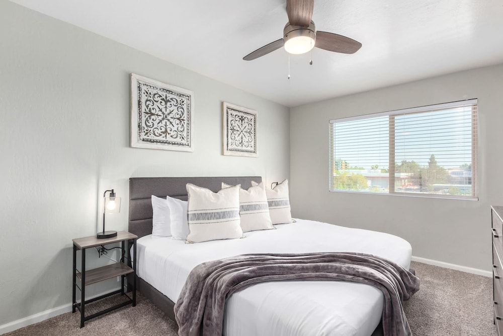 Rustic Modern Townhouse Old Town 4 Heated Pools