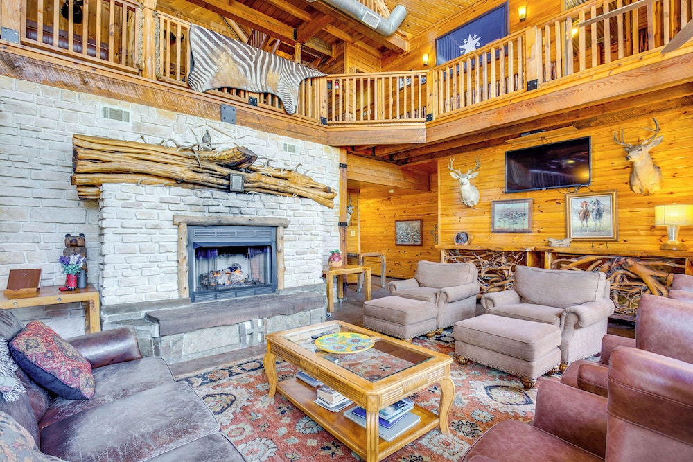 Group Getaway! Multi-level Lodge on Lake Tawakoni