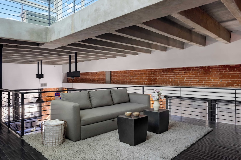 Skyline Lofts by Avantstay: a Multi-level Industrial-chic Retreat in Dtla With Rooftop Views, Soaring Ceilings & Steps to Dining, Music & Culture