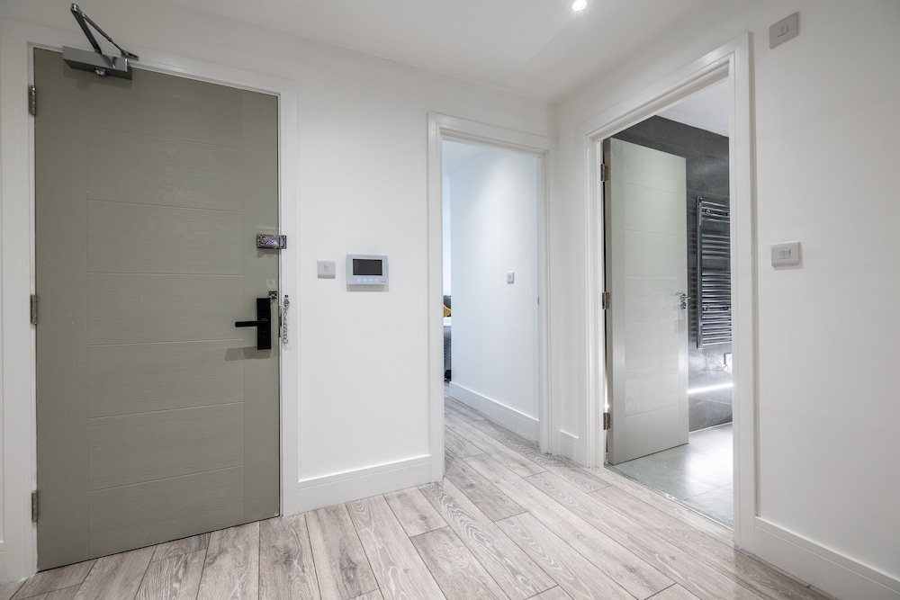 Stunning 2-bed Apartment in Camberley view 3