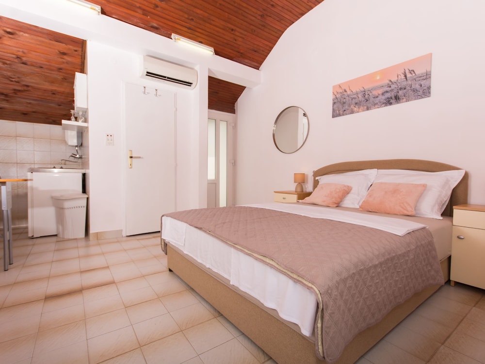 Quaint Holiday Home in Mastrinka With Balcony view 5
