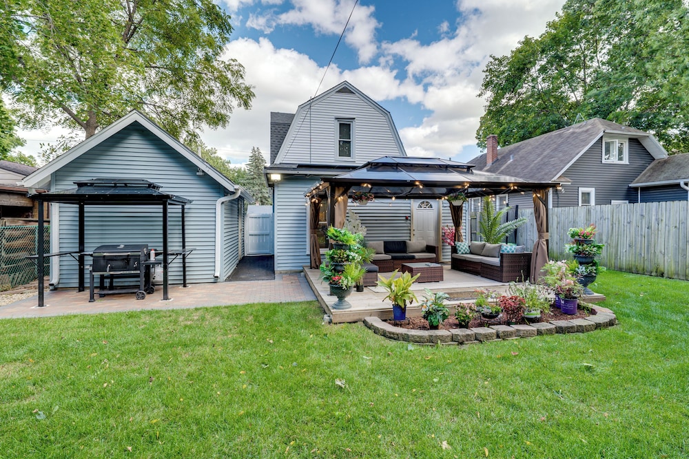 1 Mi to Dtwn Elgin: Dutch Colonial w/ Lovely Patio