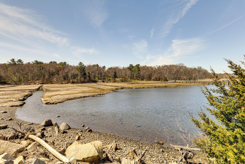 3 Mi to Cape Cod Bay: Marshfield Home w/ Balcony!