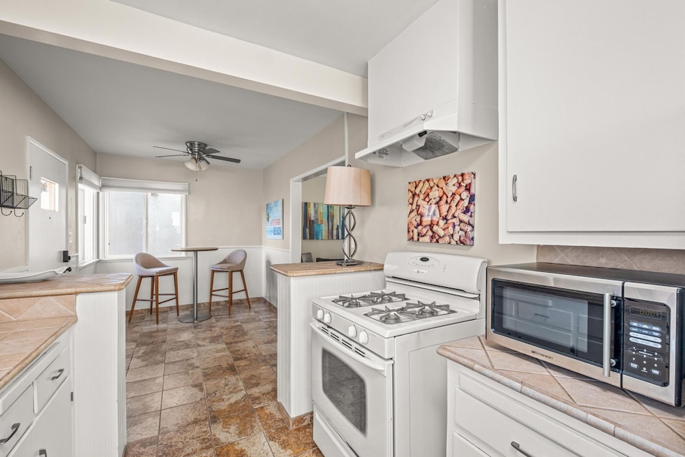 Beachside Apt With Laundry AC Patio