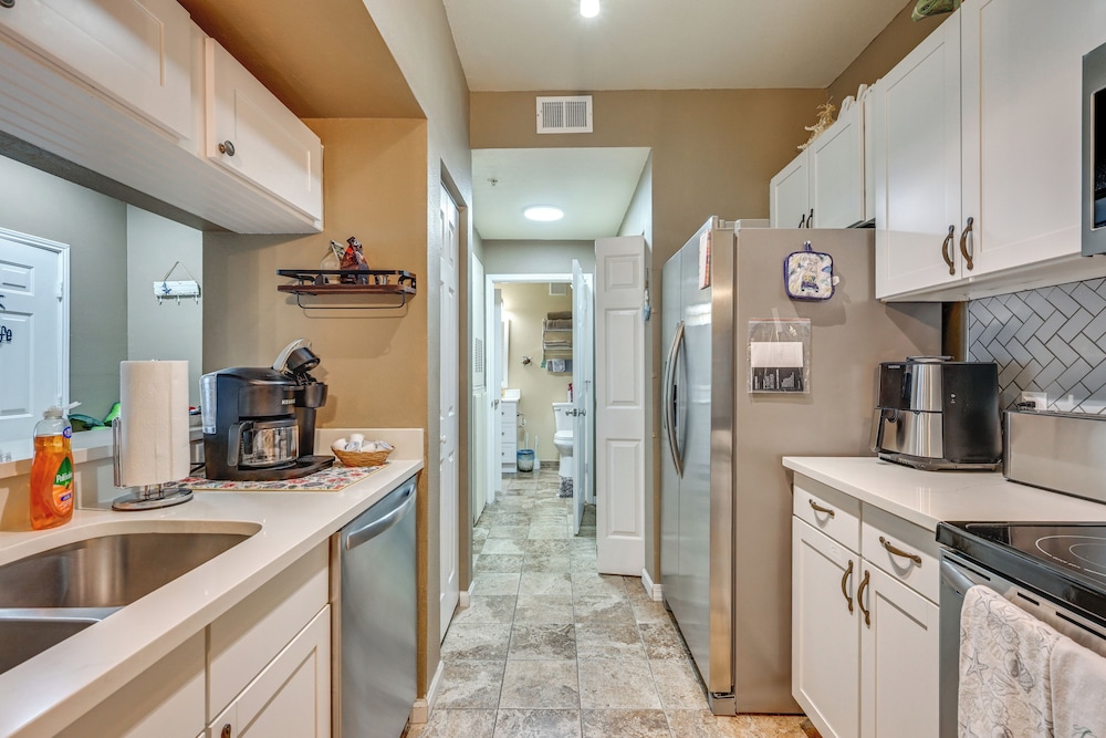 4 Mi to Clearwater Beach: Apt w/ Community Pool!