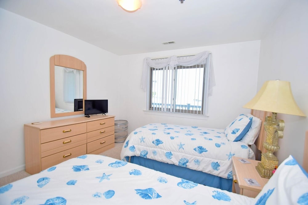 Harbour Club G7 2 Bedroom Condo by RedAwning view 3