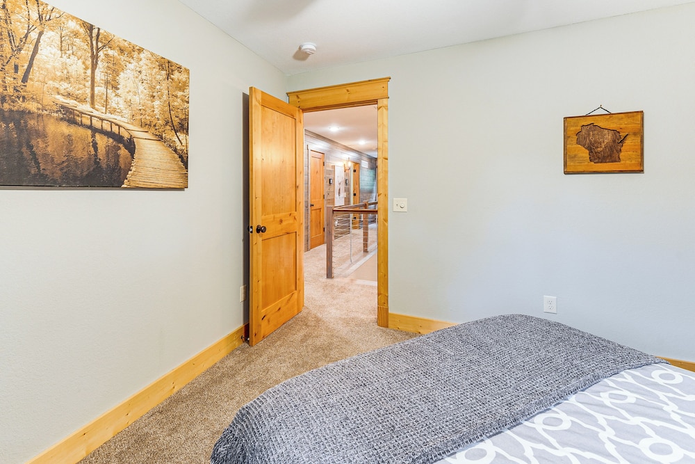 Luxe Barndominium Retreat Near Blue Spring Lake!