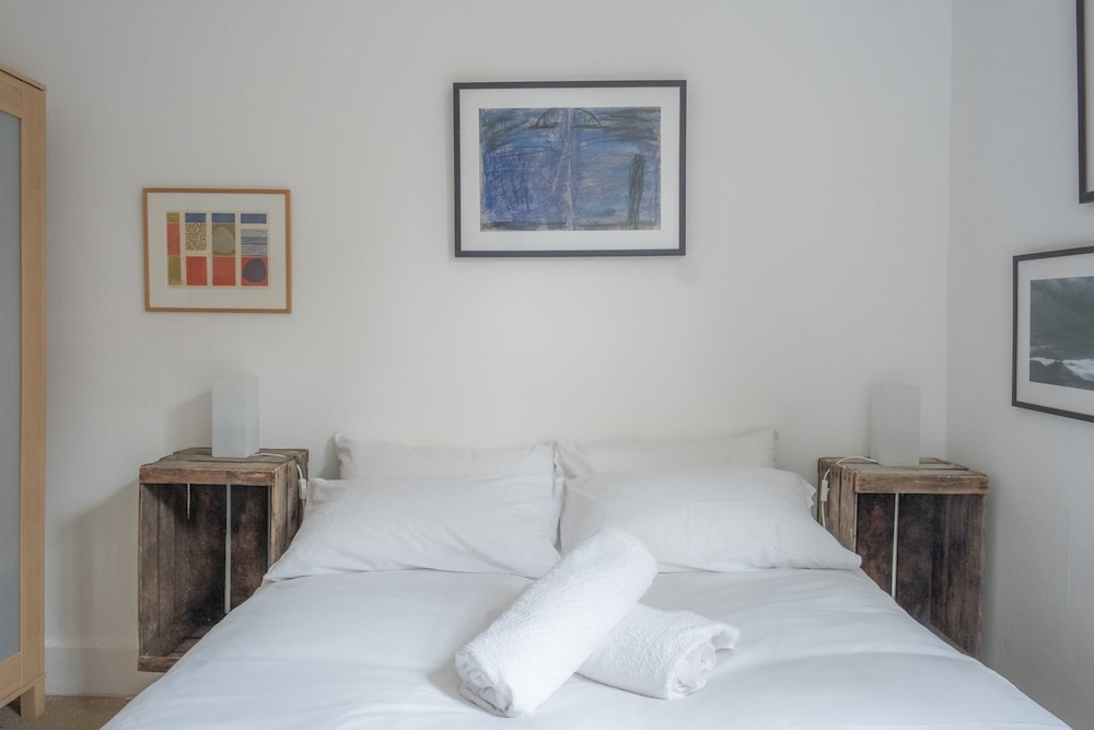 Bright Stockwell Apartment