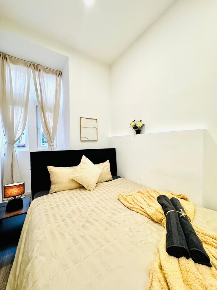 Elegant 5BR Home Ideal for Families