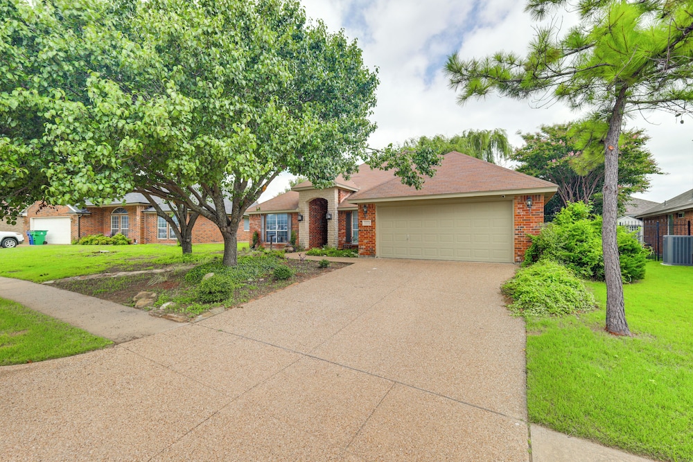 DFW Fun Awaits: Family Home in Crowley!