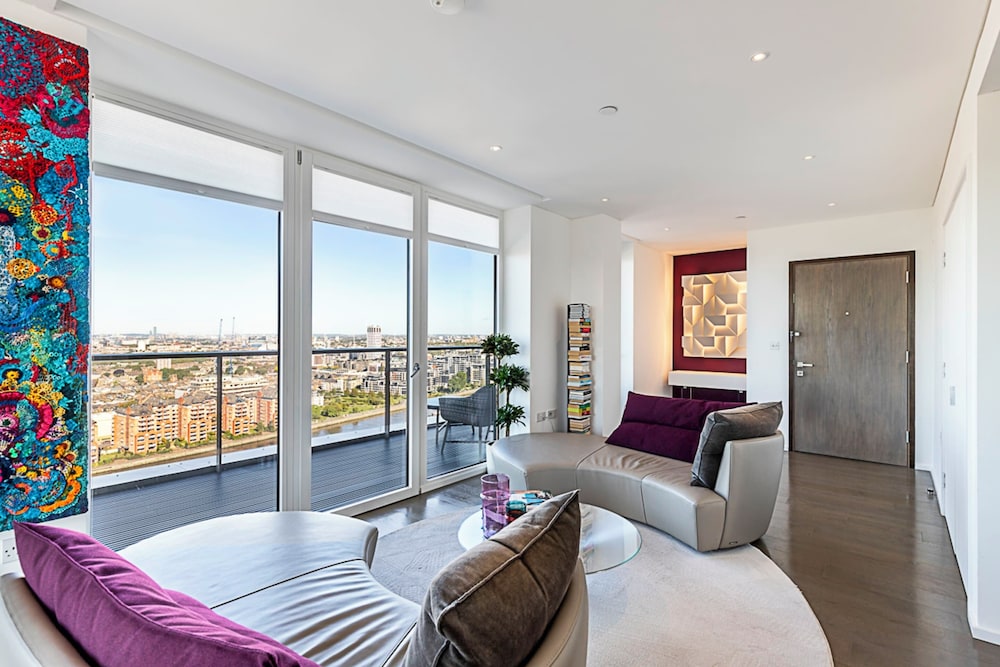 Luxurious 3-bed Sky-high Battersea Gem