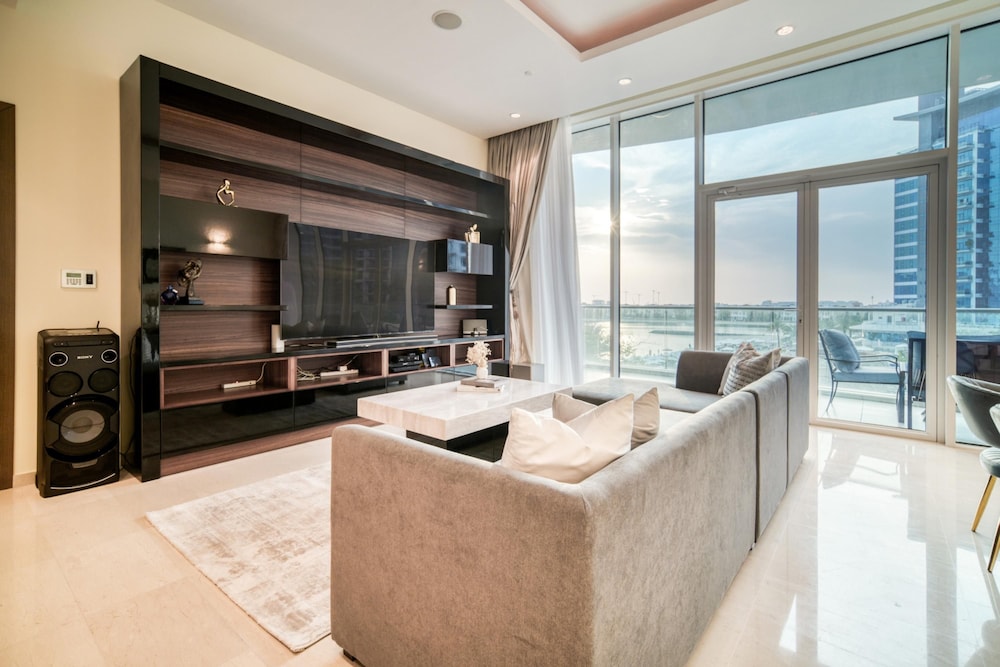 Vibrant Palm Lifestyle and Mediterranean Charm