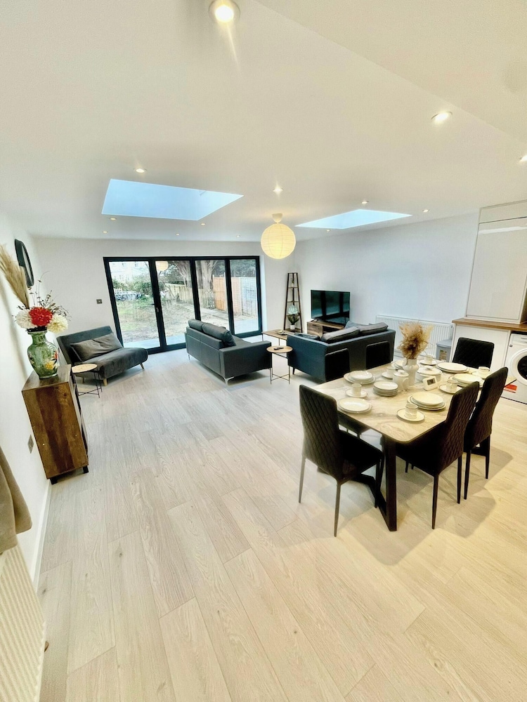 3 Bed Flat - Sleeps 6 - Parking - Wifi