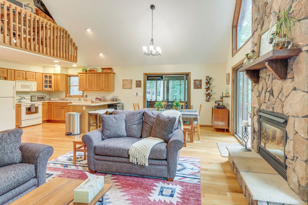 Great Cacapon Mtn Cabin w/ Private Hot Tub + Views