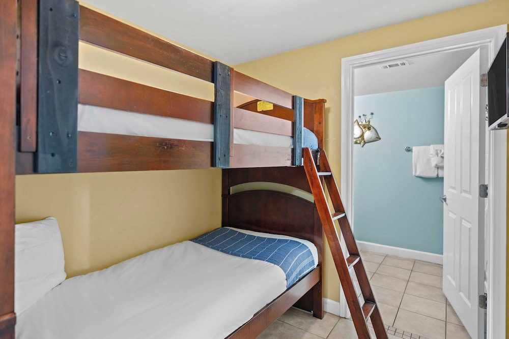 Relax at Panama City Beach Balcony, Parking, Walk to Dining