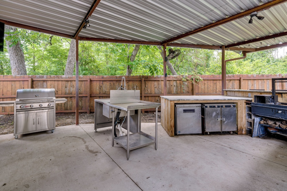 Hot Tub + Outdoor Kitchen: Stylish Home in Bryan
