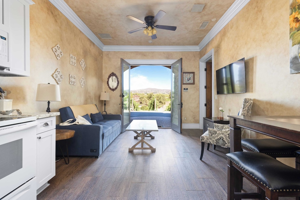2 Homes in Bella Vista Rd by Avantstay Sleeps 8, Vineyard Views, Patios & Fireplace in Temecula Wine Trail