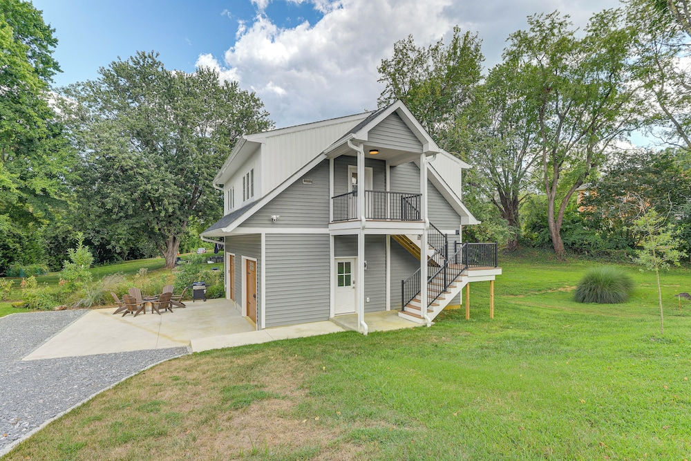1 Block to Usna Stadium: Modern Annapolis Home!