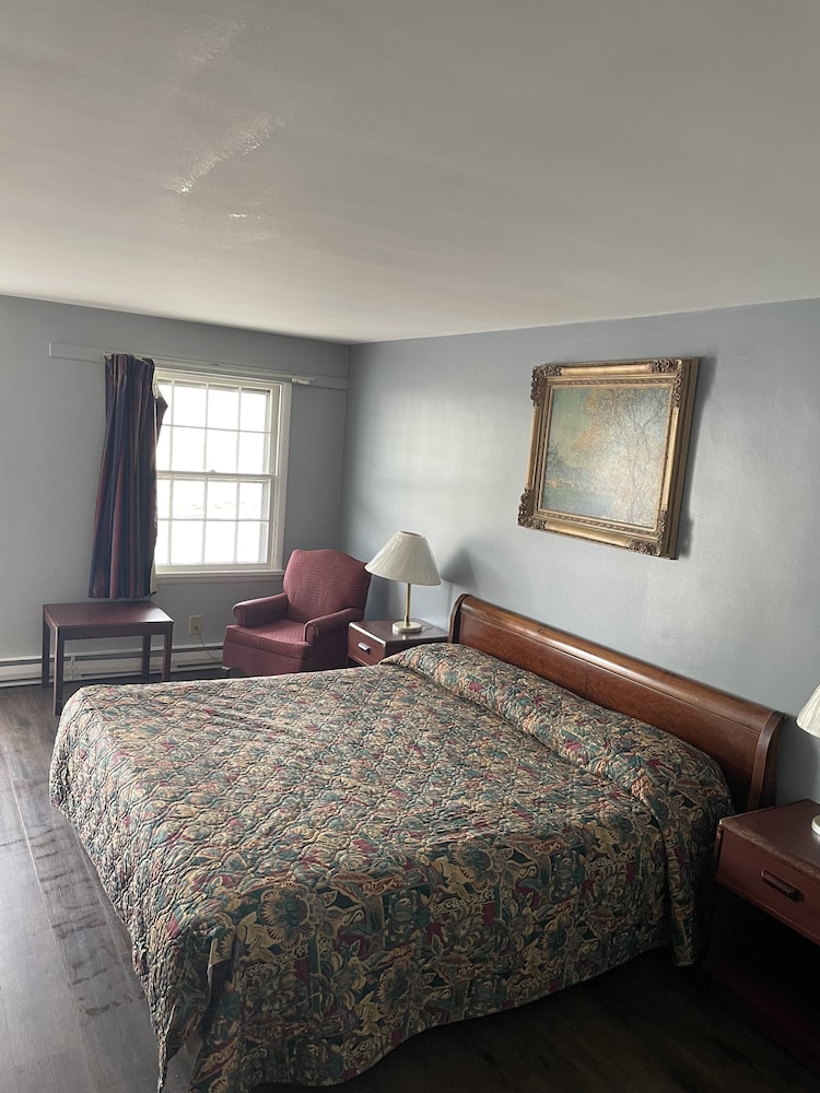 Budget Host Three Crowns Motor Lodge