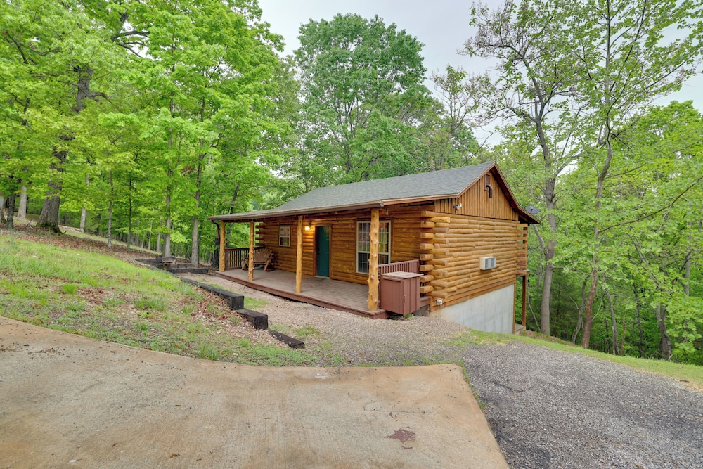 4 Mi to Marina: Cozy Log Cabin in Eureka Springs!