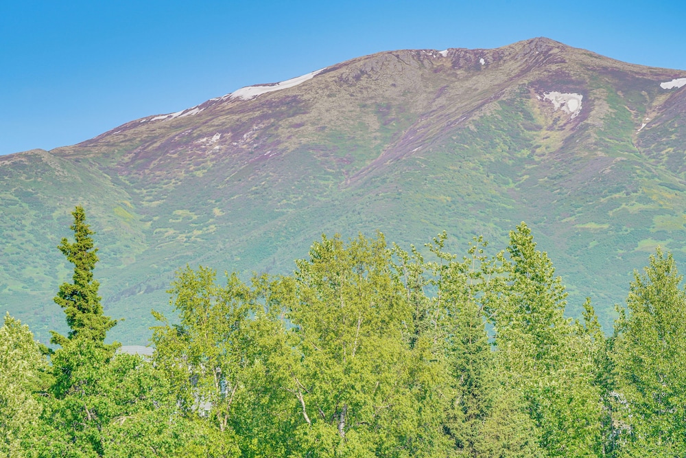 5 Mi to State Park: Mtn-view Apt in Anchorage