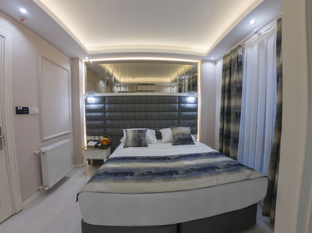 Crowned Otel - Image 23