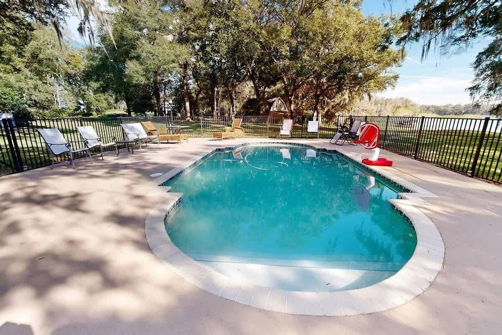 Executive 5 Bedroom Pool Home, Dade City!