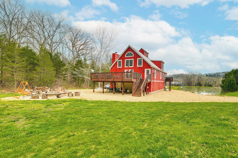'the Lodge at Crider Creek' Getaway on 140 Acres!