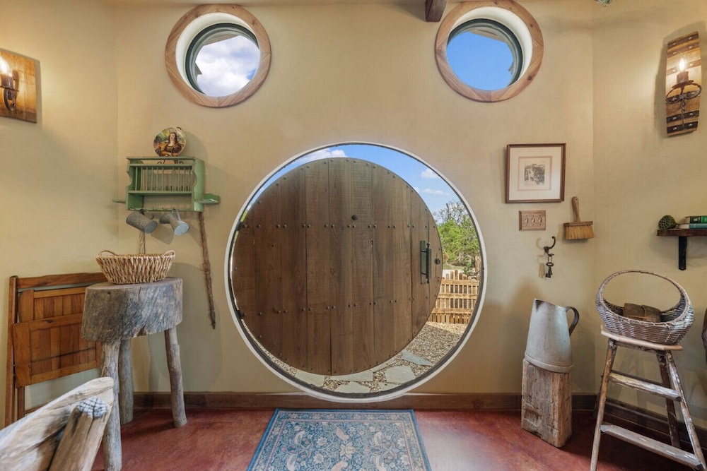 Woodsman Hobbit with Hot Tub & Fireplace