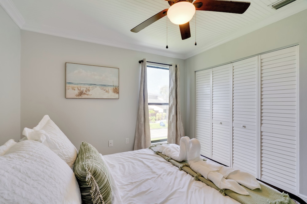 7 Mi to River District & Beach: Fort Myers Retreat