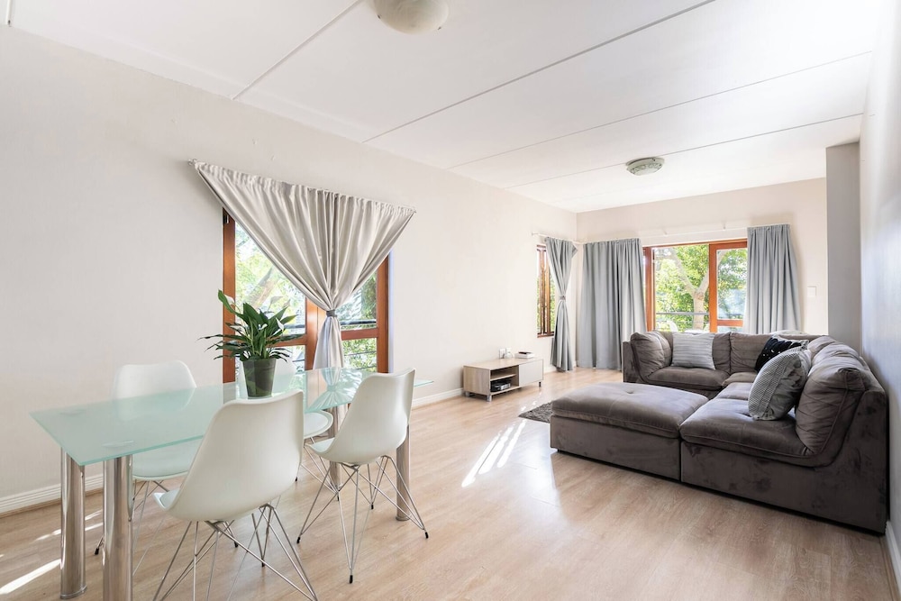 2bed in Sandton City