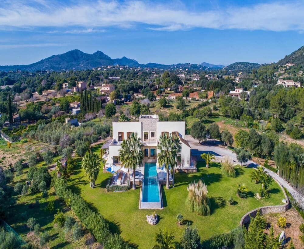 Spacious Villa With Infinity Pool